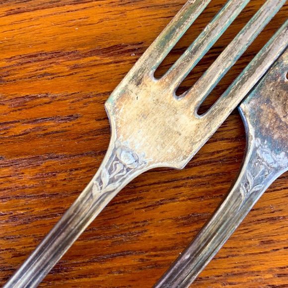 2 Vintage Oneida Community Alpha Plate Forks - Picture 3 of 6